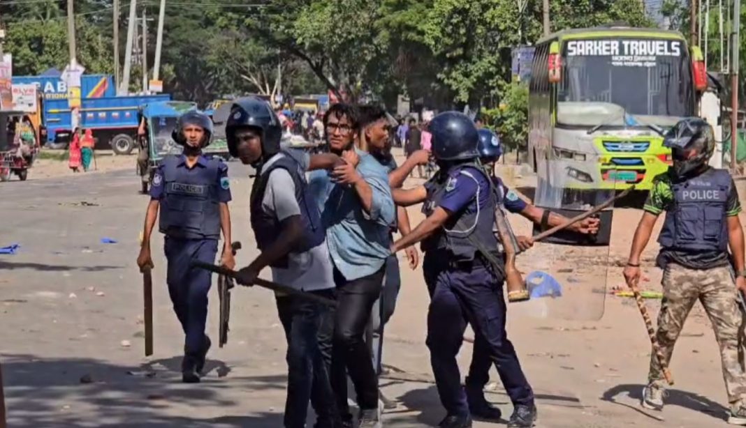 রণক্ষেত্র পাবনা: ১৮ জুলাইয়ের রক্তক্ষয়ী সংঘর্ষ, টিয়ারশেল ও ছাত্র-জনতার তীব্র প্রতিরোধ