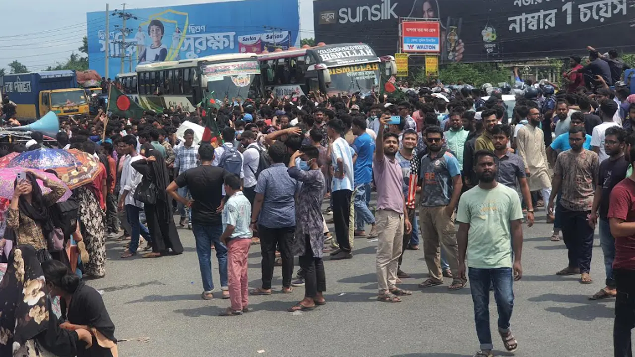১৬ জুলাই: ‘অ্যাকশন, ডাইরেক্ট অ্যাকশন’ স্লোগানে যেভাবে টাঙ্গাইলের মহাসড়ক কাঁপালো শিক্ষার্থীরা