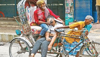 যখন অ্যাম্বুলেন্স উধাও, ভরসা তখন তিন চাকার রিকশা: জুলাই বিপ্লবে শ্রমজীবী মানুষের অজানা বীরত্ব