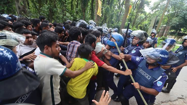 টিয়ারশেলের ধোঁয়া ও ‘ভুয়া ভুয়া’ স্লোগান: ১১ জুলাই যেভাবে রণক্ষেত্রে পরিণত হয়েছিল কুমিল্লা বিশ্ববিদ্যালয়