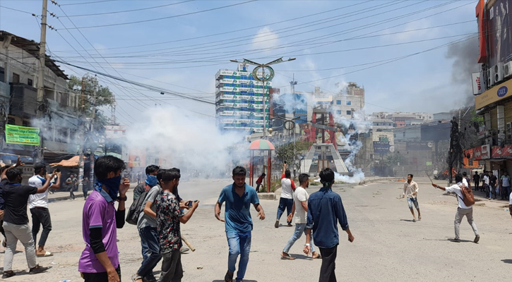 ‘এ যেন যুদ্ধবিধ্বস্ত নারায়ণগঞ্জ’: পুড়ে ছাই অর্ধশতাধিক যানবাহন, লক্ষ্যবস্তুতে পরিণত হলেন সাংবাদিকরা